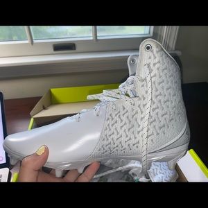 White Cleats UA W Highlight MC size 8.5